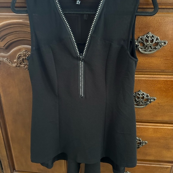 New look black zippered sleeveless top. - Picture 1 of 9